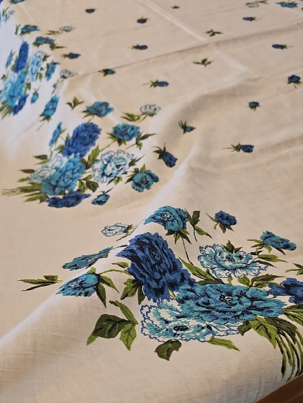 Mcm Floral Tablecloth - Classic Linen-Style Dining Accent - Picture 3 of 7